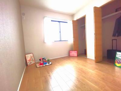 北側の洋間。夫婦やカップルでそれぞれに衣類等を管理できます♪