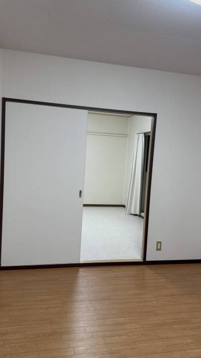 洋室二部屋扉を外して広々好みにアレンジして快適です