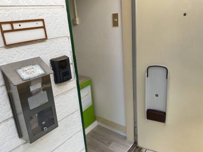 玄関扉を開けると、折りたたみ式の傘立てあり。。
