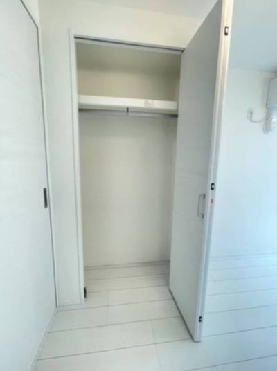 部屋にクローゼットがあります。服や荷物が収納できて便利です