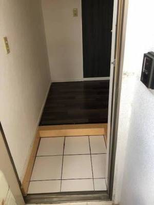 玄関はタイル貼りです