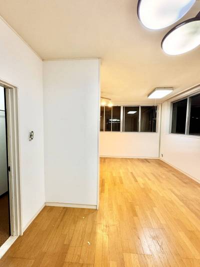 2階洋室約12帖。2面採光で明るい空間