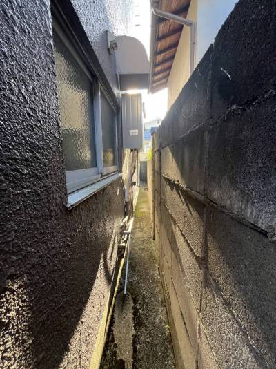 建物横の通路。自転車置き場にも便利です