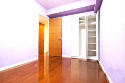 洋室　壁紙は白です
各部屋に収納あり