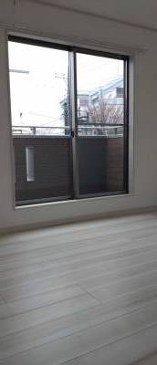 ２階洋室　ベランダも広々、洗濯物たっぷり干せます