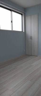 ２階洋室２　ライトブルーの壁紙で爽やかな気分になります