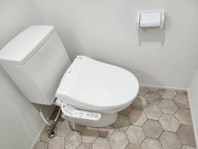 ウオシュレット付きトイレ。トイレと浴室は別です。