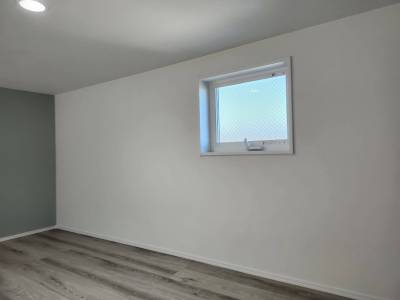 換気十分な窓とおしゃれなダウンライト