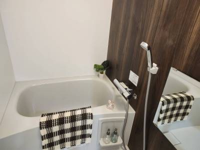 おしゃれで広い浴槽。
トイレと浴室は別です。