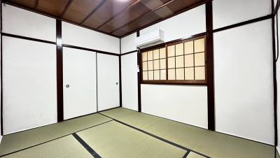 キッチン横のリビングは新しいエアコンがあって一年中快適♪