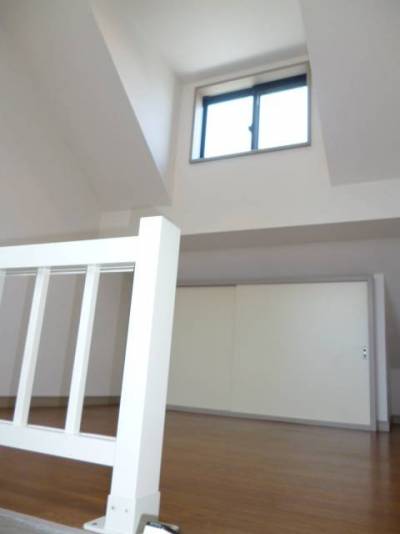 ロフトにも窓があります