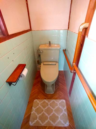 落ち着いた雰囲気のトイレ。あったか便座付き