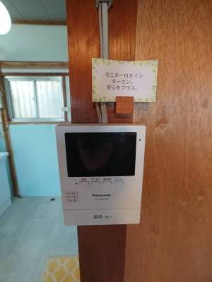入口には外部照明とモニター付きインターホン