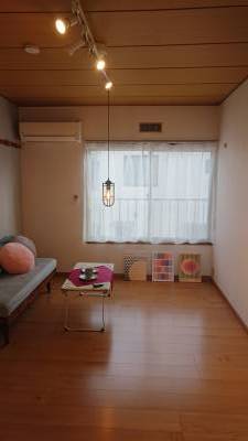 【居室】フローリング新品、アクセントクロス映える明るい洋室