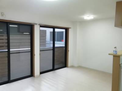 写真は101で前に塀がありますが201はその上＆２面採光