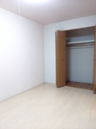 写真は103ですが201は寝室も２面採光です♪