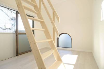 下の階です。テレワークに最適です。中央に階段があります。