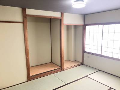 天井も壁紙でシックな雰囲気の和室