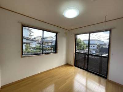 洋室5.2畳
2面採光、リモコン付きシーリングライト