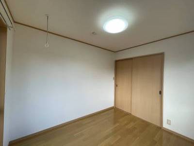 洋室5.2畳
洗濯物干せるホスクリーン付き