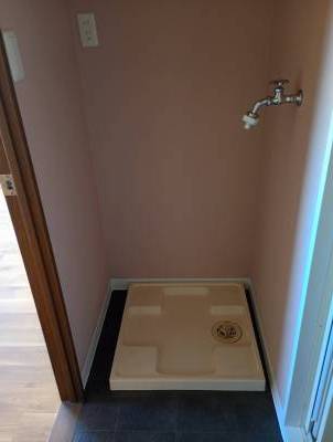 洗面室には洗濯機置場があります。クロス・床材が新品です。