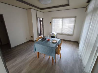 白を基調とした清潔感あふれるリビングダイニング