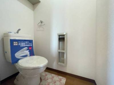 トイレ便座新品リフォーム済み。トイレ内収納棚2箇所（上.横〕