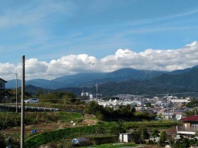 二階和室から丹沢望む、住宅地ですが自然が残ります