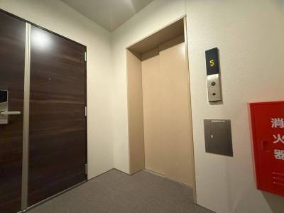 エレベーター付きで、想い荷物やベビーカーでの移動も楽です！