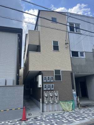 建物の前にも歩道があり安心です。