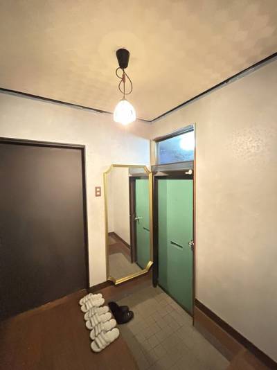 玄関もオシャレに塗装済み♪