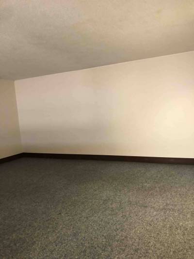 ロフトで寝たり、荷物も収納できます。