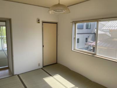 手前、6畳の部屋です。窓から温かな光が差します。