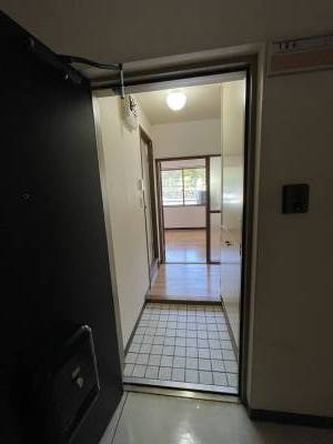 玄関から部屋の眺めです。モニター付きインターホンを新規設置