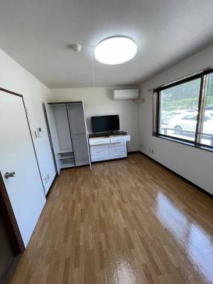 8畳の部屋で、窓も大きく広々と使えます