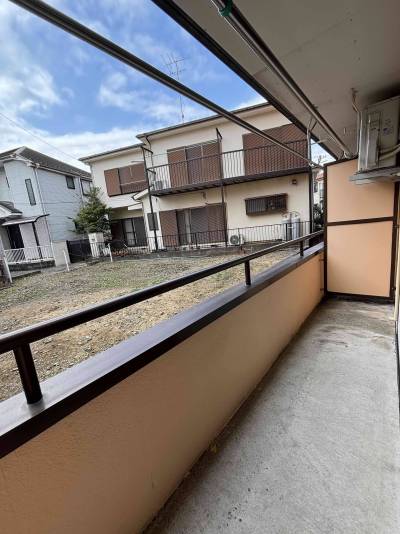 ベランダ前は人が立ち入れない広場になってます