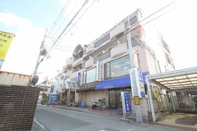 阪急神戸線武庫之荘駅の北側ロータリーを東に50mの距離です