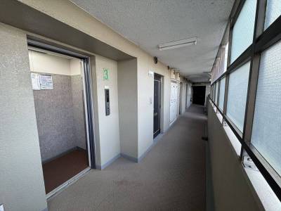 エレベーターと廊下