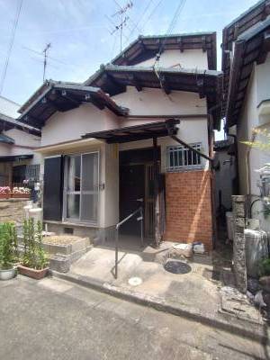 南側に玄関があり日当たり良好です。