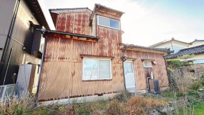 裏からの外観。庭もあります