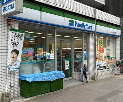 ファミリーマート地下鉄浄心店。道路の先にセブンイレブンも。