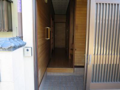 玄関（カメラ付きインターフォン、手摺付きで安全）