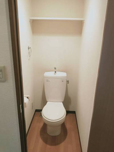 飾り棚も有り、充分な広さです。
洗浄機つきです。
