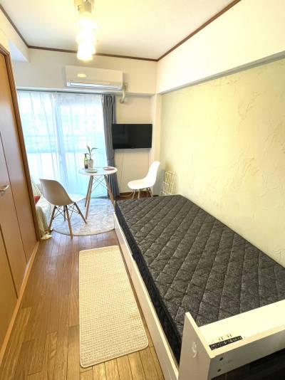 テーブル、チェア、テレビ、ソファなどを設置しています。