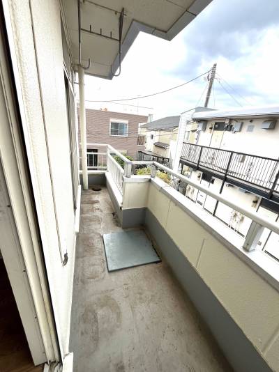 バルコニーから周りに高い建物が無いから見晴らしが良い。