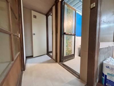 奥のトイレと浴室前の廊下部分です。白いCFを貼っています。