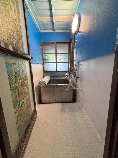 床は浴室用床材で、素足で触れても冷たく感じません。