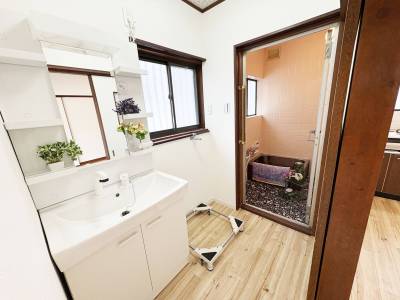 室内洗濯機置き場、シャンプードレッサー、追炊き機能つきバス！