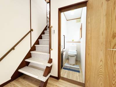 １階トイレはウォシュレット付き！便座の蓋が自動で上がります！