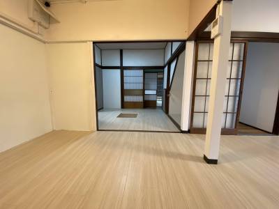 キッチンと繋がる堀こたつのあるお部屋。